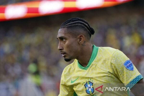 Berikut adalah beberapa alternatif judul untuk "Raphinha sesumbar akan cetak gol saat melawan Timnas Argentina":

1. "Raphinha Yakin Dapat Cetak Gol Melawan Argentina"
2. "Raphinha Percaya Diri: Saya Akan Mencetak Gol Melawan Timnas Argentina"
3. "Raphinha Bukan Main: Targetkan Gol Saat Jumpa Argentina"
4. "Raphinha Bersumpah: Saya Siap Menyumbang Gol untuk Timnas Melawan Argentina"
5. "Raphinha: Gol Melawan Argentina Ada di Depan Mata"
6. "Raphinha Optimistis Cetak Gol di Pertandingan Lawan Argentina"
7. "Raphinha: Kepercayaan Diri untuk Menjadi Pahlawan Melawan Argentina"
8. "Raphinha Ingin Tunjukkan Ketajamannya di Laga Melawan Timnas Argentina"

Jika Anda memiliki preferensi atau tema tertentu, beri tahu saya agar saya bisa memberikan alternatif yang lebih sesuai!