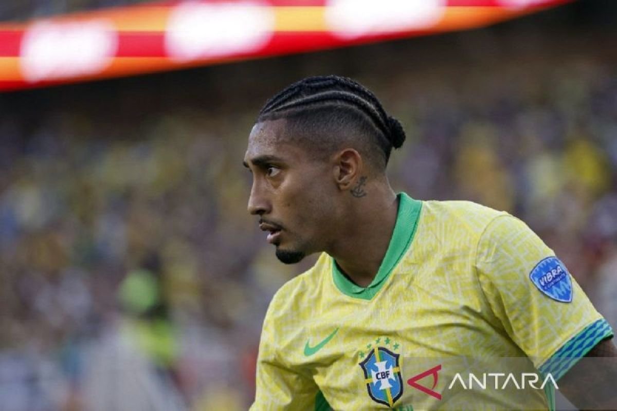 Berikut adalah beberapa alternatif judul untuk "Raphinha sesumbar akan cetak gol saat melawan Timnas Argentina":

1. "Raphinha Yakin Dapat Cetak Gol Melawan Argentina"
2. "Raphinha Percaya Diri: Saya Akan Mencetak Gol Melawan Timnas Argentina"
3. "Raphinha Bukan Main: Targetkan Gol Saat Jumpa Argentina"
4. "Raphinha Bersumpah: Saya Siap Menyumbang Gol untuk Timnas Melawan Argentina"
5. "Raphinha: Gol Melawan Argentina Ada di Depan Mata"
6. "Raphinha Optimistis Cetak Gol di Pertandingan Lawan Argentina"
7. "Raphinha: Kepercayaan Diri untuk Menjadi Pahlawan Melawan Argentina"
8. "Raphinha Ingin Tunjukkan Ketajamannya di Laga Melawan Timnas Argentina"

Jika Anda memiliki preferensi atau tema tertentu, beri tahu saya agar saya bisa memberikan alternatif yang lebih sesuai!