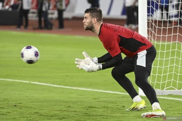 Berikut beberapa alternatif judul untuk "Hati-hati dengan Senjata Bola Mati Timnas Bahrain":

1. "Waspada Terhadap Ancaman Setpiece Timnas Bahrain"
2. "Mewaspadai Ancaman Tendangan Bebas Timnas Bahrain"
3. "Senjata Rahasia: Strategi Bola Mati Timnas Bahrain"
4. "Perhatian Khusus: Kekuatan Setpiece Timnas Bahrain"
5. "Menghadapi Kehebatan Bola Mati Timnas Bahrain"
6. "Strategi Pertahanan: Menghadapi Ancaman Timnas Bahrain"
7. "Hati-hati! Setpiece Mematikan dari Timnas Bahrain"
8. "Mengantisipasi Ancaman Bola Mati dari Timnas Bahrain"
9. "Kewaspadaan Penting: Potensi Bola Mati Timnas Bahrain"
10. "Bola Mati Bahrain: Senjata Berbahaya yang Perlu Diwaspadai"

Semoga beberapa pilihan ini dapat membantu!