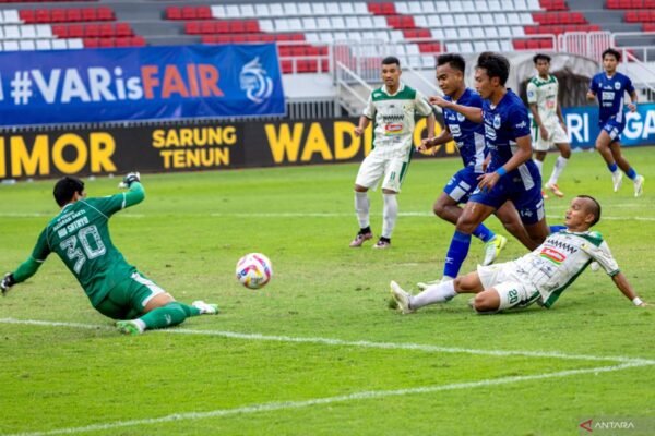 Riko Simanjuntak Siap Bawa PSS Sleman Taklukkan Persija Jakarta" bisa diubah menjadi:

"Riko Simanjuntak Bertekad Memimpin PSS Sleman Menaklukkan Persija Jakarta