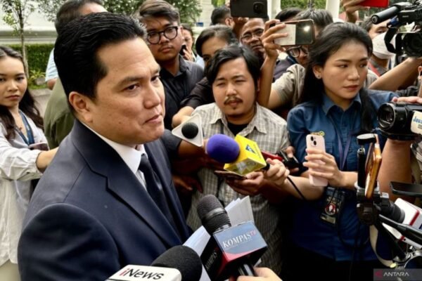 Here are some alternate title suggestions for "Ketum PSSI target timnas harus menang jika ingin masuk 'playoff'":

1. "Ketua PSSI: Timnas Wajib Menang untuk Melangkah ke 'Playoff'"
2. "PSSI Menegaskan: Kemenangan Timnas Kunci Masuk 'Playoff'"
3. "Ketum PSSI: Timnas Didorong Raih Kemenangan Demi 'Playoff'"
4. "Target PSSI: Sukses Timnas Harus Melalui Kemenangan untuk 'Playoff'"
5. "PSSI: Menuju 'Playoff', Timnas Harus Berjuang untuk Menang"
6. "Ketua PSSI: Kemenangan Timnas Penting untuk 'Playoff'"
7. "PSSI Menyatakan: Timnas Harus Meraih Kemenangan untuk Lanjut ke 'Playoff'"
8. "Ketua PSSI: Timnas Harus Menang agar Bisa Masuk 'Playoff'"

Feel free to use or adapt any of these suggestions!