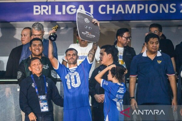 Here are some alternative titles for "Jadwal dan daftar tim peserta Piala Presiden 2025":

1. "Kalendar Pertandingan dan Tim yang Berpartisipasi di Piala Presiden 2025"
2. "Daftar Tim dan Jadwal Pertandingan Piala Presiden 2025"
3. "Informasi Tim dan Jadwal Acara Piala Presiden 2025"
4. "Rincian Tim Peserta dan Jadwal Piala Presiden 2025"
5. "Piala Presiden 2025: Daftar Tim dan Jadwal Pertandingan"
6. "Panduan Lengkap: Tim dan Jadwal Piala Presiden 2025"
7. "Jadwal Pertandingan dan Tim yang Terlibat dalam Piala Presiden 2025"
8. "Tim dan Jadwal Resmi Piala Presiden 2025"
9. "Agenda dan Daftar Peserta Piala Presiden 2025"
10. "Piala Presiden 2025: Struktur Tim dan Jadwal Pertandingan" 

Feel free to choose any of these or modify them further!