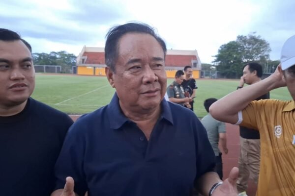 Berikut adalah beberapa alternatif judul untuk "Operasional Sumsel United Gunakan Dana Pribadi Karena Belum Bersponsor":

1. "Sumsel United: Memanfaatkan Dana Pribadi di Tengah Ketidakpastian Sponsor"
2. "Tanpa Sponsor, Sumsel United Bergantung pada Dana Pribadi untuk Operasional"
3. "Operasional Sumsel United: Dana Pribadi Jadi Solusi Sementara"
4. "Sumsel United Berjuang: Dana Pribadi Menggantikan Sponsorship yang Belum Datang"
5. "Pendanaan Pribadi sebagai Solusi Operasional Sumsel United Tanpa Sponsor"
6. "Perjuangan Sumsel United: Operasional Lewat Dana Pribadi di Era Tanpa Sponsor"
7. "Dana Pribadi: Jalan Tengah Operasional Sumsel United Saat Kurang Sponsor"

Silakan pilih atau modifikasi sesuai kebutuhan!