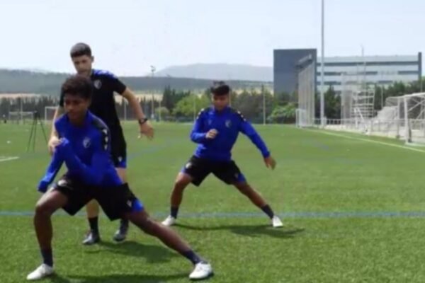 Tentu! Berikut adalah beberapa alternatif judul untuk pernyataan Direktur Akademi Osasuna mengenai pujian terhadap kemampuan Akwila dan Fardan:

1. "Direktur Akademi Osasuna Mengapresiasi Bakat Akwila dan Fardan"
2. "Osasuna: Pujian Direktur Akademi untuk Akwila dan Fardan"
3. "Kemampuan Akwila dan Fardan Dipuji oleh Direktur Akademi Osasuna"
4. "Direktur Akademi Osasuna Soroti Potensi Akwila dan Fardan"
5. "Akwila dan Fardan: Bintang Muda yang Mendapat Pujian dari Direktur Akademi Osasuna"

Silakan pilih atau modifikasi sesuai kebutuhan!