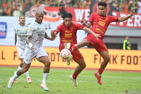 Berikut adalah beberapa alternatif judul untuk "Hanif Sjahbandi Perpanjang Kontrak Bersama Persija":

1. "Hanif Sjahbandi Resmi Perpanjang Kontrak dengan Persija"
2. "Persija Pertahankan Hanif Sjahbandi: Kontrak Baru Diteken"
3. "Hanif Sjahbandi: Kontrak Baru Bersama Persija untuk Musim Depan"
4. "Keputusan Strategis: Hanif Sjahbandi Perpanjang Kerja Sama dengan Persija"
5. "Hanif Sjahbandi Lanjutkan Karirnya di Persija dengan Kontrak Baru"
6. "Kontrak Baru untuk Hanif Sjahbandi: Pengabdian Terus Berlanjut di Persija"
7. "Persija Perkuat Timnya: Hanif Sjahbandi Setuju Perpanjang Kontrak"
8. "Hanif Sjahbandi dan Persija: Kerja Sama Berlanjut dengan Kontrak Baru"

Silakan pilih atau modifikasi sesuai kebutuhan!