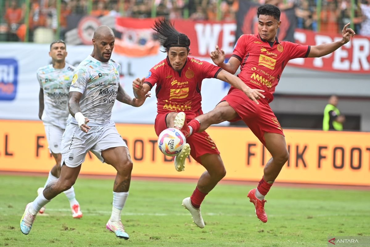 Berikut adalah beberapa alternatif judul untuk "Hanif Sjahbandi Perpanjang Kontrak Bersama Persija":

1. "Hanif Sjahbandi Resmi Perpanjang Kontrak dengan Persija"
2. "Persija Pertahankan Hanif Sjahbandi: Kontrak Baru Diteken"
3. "Hanif Sjahbandi: Kontrak Baru Bersama Persija untuk Musim Depan"
4. "Keputusan Strategis: Hanif Sjahbandi Perpanjang Kerja Sama dengan Persija"
5. "Hanif Sjahbandi Lanjutkan Karirnya di Persija dengan Kontrak Baru"
6. "Kontrak Baru untuk Hanif Sjahbandi: Pengabdian Terus Berlanjut di Persija"
7. "Persija Perkuat Timnya: Hanif Sjahbandi Setuju Perpanjang Kontrak"
8. "Hanif Sjahbandi dan Persija: Kerja Sama Berlanjut dengan Kontrak Baru"

Silakan pilih atau modifikasi sesuai kebutuhan!