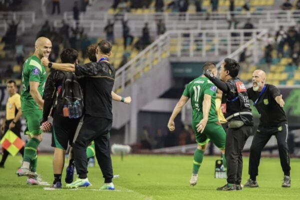 Pelatih Persebaya Apresiasi Kerjasama Tim Setelah Kemenangan atas Bali United