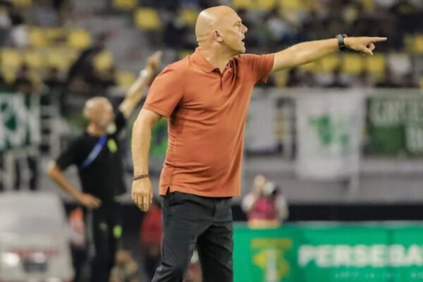 Pelatih Bali United Akui Persebaya Lebih Efisien