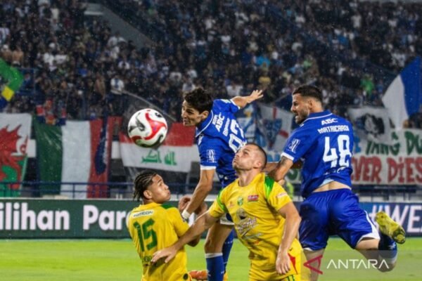 Tentu! Berikut beberapa alternatif judul untuk "Federico Barba langsung fokus tatap laga kontra Lion City Sailors":

1. "Federico Barba Siap Hadapi Tantangan Melawan Lion City Sailors"
2. "Federico Barba Fokus Penuh Menuju Pertandingan Melawan Lion City Sailors"
3. "Federico Barba: Memprioritaskan Persiapan untuk Laga Melawan Lion City Sailors"
4. "Menghadapi Lion City Sailors: Federico Barba Menunjukkan Komitmen Penuh"
5. "Federico Barba Bertekad Maksimalkan Peluang di Laga Kontra Lion City Sailors"

Silakan pilih atau modifikasi sesuai kebutuhan!