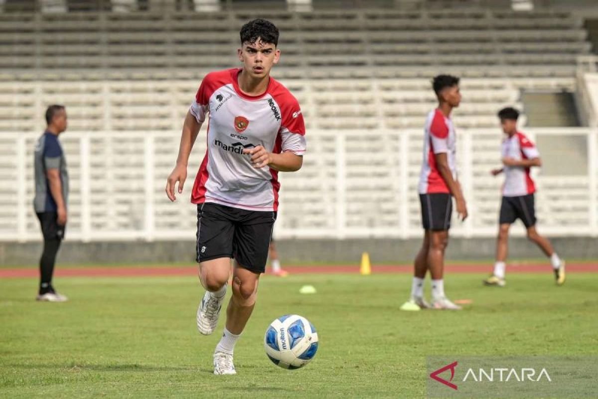 Berikut adalah beberapa alternatif judul untuk "Profil Mathew Baker, bek Timnas U-17 yang gabung Melbourne City":

1. "Menelusuri Karier Mathew Baker: Bek Muda Timnas U-17 di Melbourne City"
2. "Mathew Baker: Bintang Timnas U-17 yang Kini Bersinar di Melbourne City"
3. "Profil Mathew Baker: Talenta Muda Bek Timnas U-17 yang Bergabung dengan Melbourne City"
4. "Mathew Baker: Bek Kelas Dunia dari Timnas U-17 yang Memulai Langkah di Melbourne City"
5. "Dari Timnas U-17 ke Melbourne City: Kenali Mathew Baker, Bek Masa Depan"
6. "Mathew Baker, Bek Timnas U-17: Perjalanan Menuju Melbourne City"
7. "Mengenal Mathew Baker: Bek Timnas U-17 yang Menyongsong Karier di Melbourne City"

Silakan dipilih atau dimodifikasi sesuai kebutuhan!